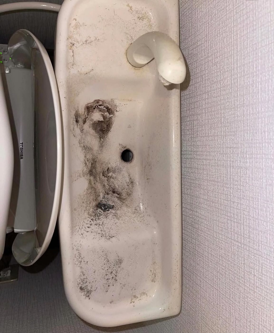 トイレ手洗い部分のクリーニング(施工前)